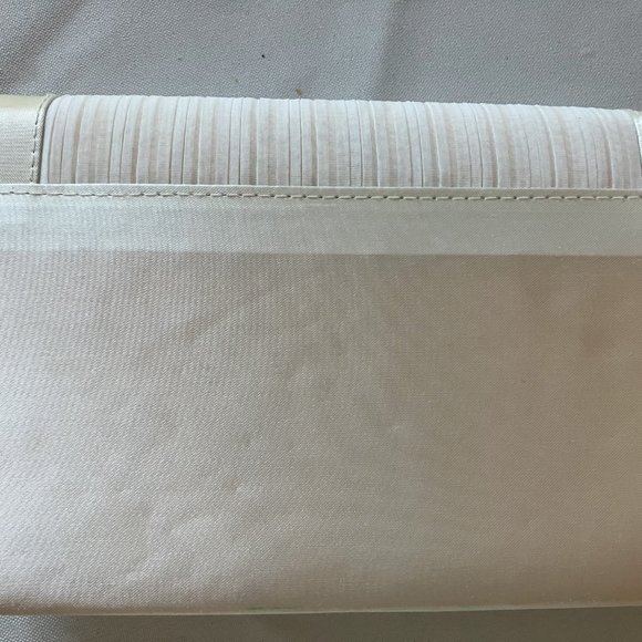 Cream Satin Clutch Purse with gold Chain shoulder strap - Picture 2 of 4